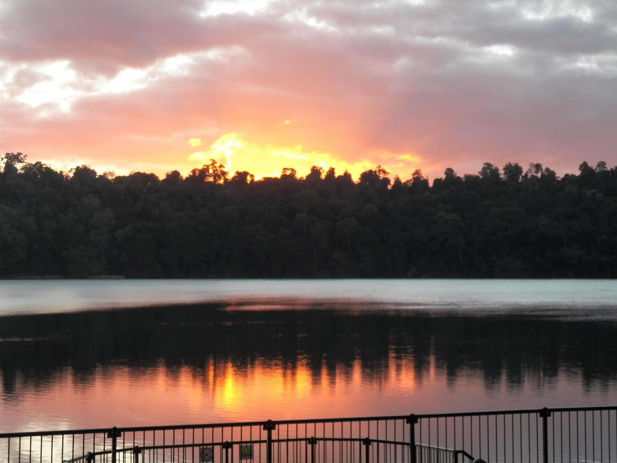 Lake Eacham Tourist Park & Cabins Buitenkant foto